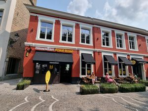 Front and front terrace at Hawaiian Poké Bowl - Simon Stevinplein in Bruges