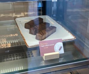 Vegan salted caramel bar at Naked & Sated - Embajadore in Madrid