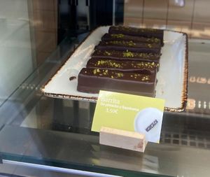 Vegan pistachio raspberry bar at Naked & Sated - Embajadore in Madrid