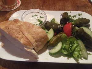 Gefüllte Weinblätter mit Baguette und Aioli als Vorspeise at Heumond in Rostock