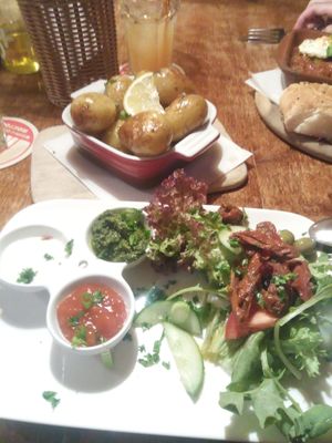 Kanarische Kartoffeln mit lecker Salat und verschiedenen Dips at Heumond in Rostock