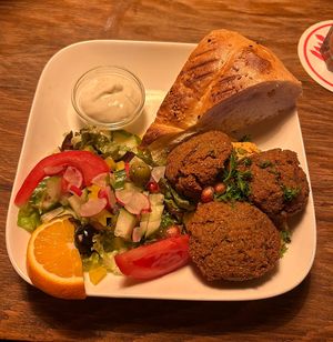Falafel mit Hummus und Salat (Vorspeise)  at Heumond in Rostock