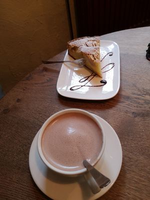 Apfelkuchen und heiße Schokolade. at Heumond in Rostock