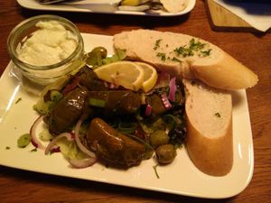 Weinblätter, gefüllt mit Reis und Aioli at Heumond in Rostock