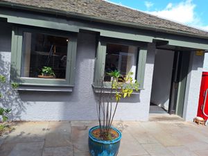 Front exterior at Dùnè Bakery in Edinburgh