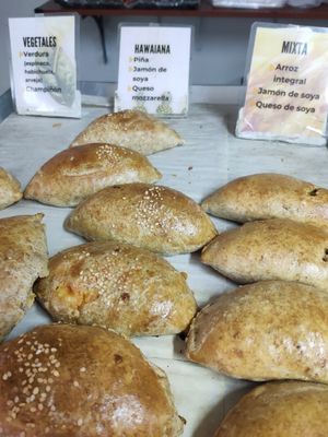 Empanadas: baked, not fried. 2 vegan, vegetales and Mixta. Hawain is vegetarian, has mozarella at El Verdadero Pan Integral in Bogota