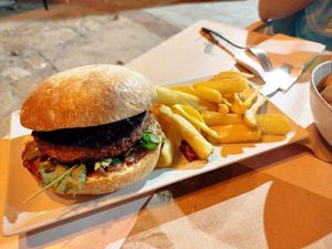 Hamburguesa vegan con mermelada at El Rebost de l'Estel in Tarragona