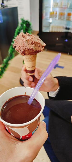 Helado triple chocolate y hot chocolate at Gelato al Quadrato in Bergamo
