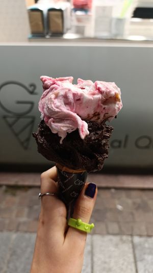 Variegato all'amarena e sacher at Gelato al Quadrato in Bergamo