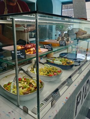 Vegan and veggie salads, vegan cheesecakes at Picnic in Antibes