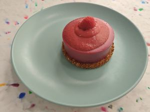 Raspberry and white chocolate cheese cake at Picnic in Antibes