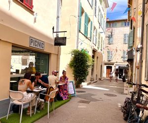  at Picnic in Antibes