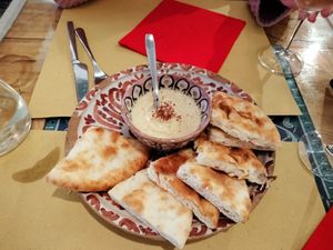Naan con hummus at Orient Experience in Venice