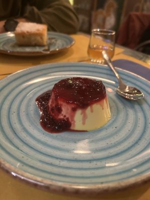 Panna cotta vegana allo zafferano con frutti rossi  at Orient Experience in Venice