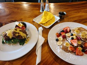 📸: Krabby cakes + side of Just Egg + Oatmeal Banana Berry Pancakes at 9th Island in Haleiwa