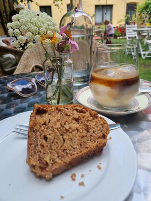 Apfelkuchen, Kardamomlimonade, iced coffee at frei Yoga & Café in Vienna