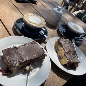 sehr leckere vegane Donauwelle und Cappuccino mit Hafermilch.  at Café Nu in Prerow