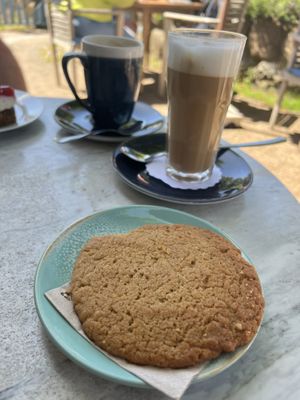 Erdnusscookie und Latte  at Café Nu in Prerow