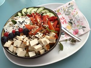 vegane Dinkel-Couscous Bowl mit Räuchertofu  at Svenja's Café in Nehren