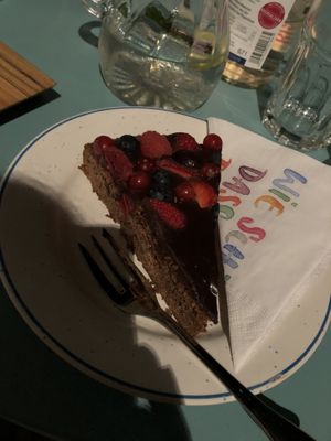 veganer Schoko-Nuss-Kuchen mit Obst  at Svenja's Café in Nehren