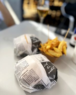 Dos Hamburgesas veganas wrapped. No plates, cool! at Frankfurt Kiki's in Premia De Mar