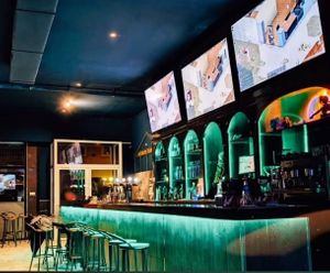 Hamburguesas, cocktails y el mejor ambiente gamer por fin en un mismo lugar! at Afterlife eSports Gamer Bar in Barcelona