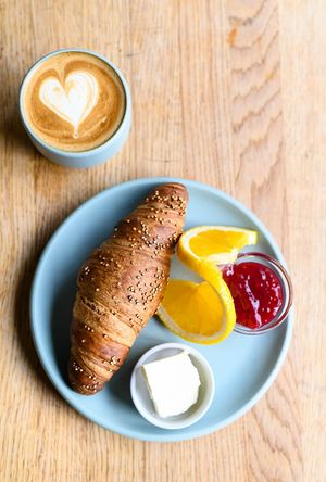 Das Süße 🩷  at Glauburg Café in Frankfurt