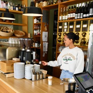 Saba💗Mit eine der längsten in unserem Team und Co-Konditorin unserer hausgemachten Kuchen😄 at Glauburg Café in Frankfurt