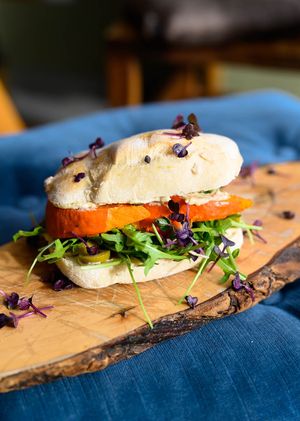 Süßkartoffel-Ciabatta mit hausgemachtem Hummus aus Kichererbsen von Familie Bickert aus der Wetterau, Rucola & Oliven😄 at Glauburg Café in Frankfurt