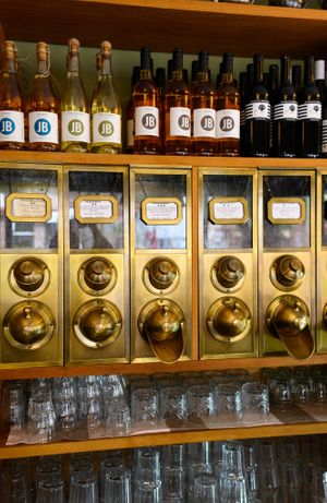 Ob gemahlen oder ganze Bohnen - bei uns kriegst du verschiedene selektierte Kaffee- oder Espressobohnen für dein Zuhause 🤍 at Glauburg Café in Frankfurt