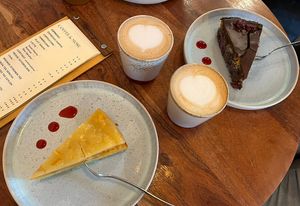 2 vegane Kuchen und Cappuccino mit Hafermilch   at Café Hommage in Erfurt