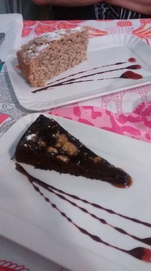 Lemon & chocolate cake at Rayen Vegano in Madrid