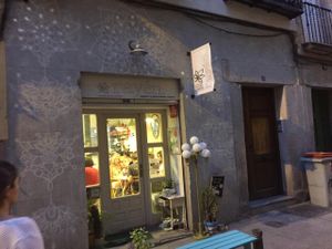 cute and cosy exterior at Rayen Vegano in Madrid