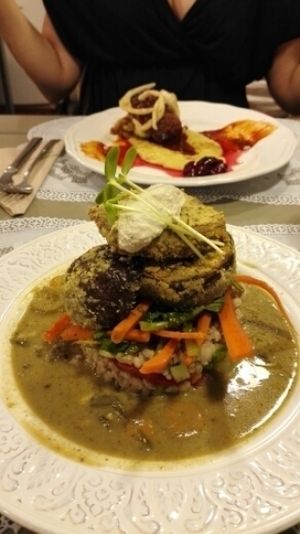 Curry verde and grilled tempeh con chipotle at Rayen Vegano in Madrid