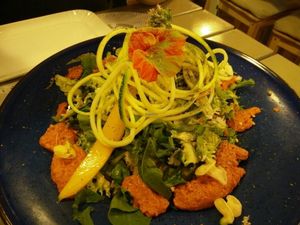 matcha tea salad with veggies and lentils at Rayen Vegano in Madrid