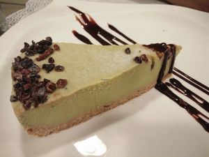 avocado lime ginger raw cake at Rayen Vegano in Madrid