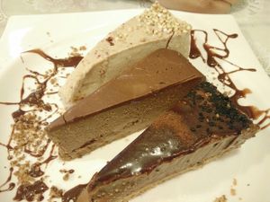 vegan cakes: avocado, tahini and praliné at Rayen Vegano in Madrid