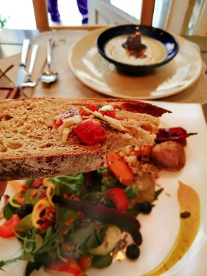Pan casero de masa madre at Rayen Vegano in Madrid