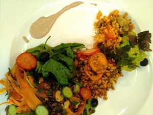 Plato único del menú ensalada at Rayen Vegano in Madrid