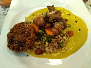 Plato principal menú dos platos at Rayen Vegano in Madrid