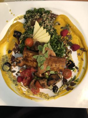 Salad of the day at Rayen Vegano in Madrid