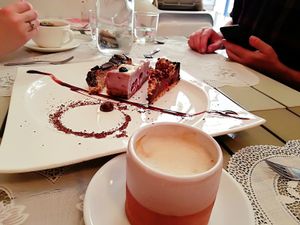 coffe and raw cakes at Rayen Vegano in Madrid