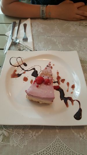 Raspberry and lemon cheesecake at Rayen Vegano in Madrid