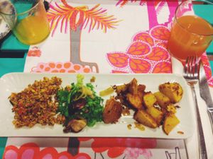 bruch main course: scrambeled tofu, salad and potatoes at Rayen Vegano in Madrid