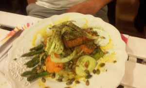 Tempeh con verduras.
Tempeh with vegetables. at Rayen Vegano in Madrid