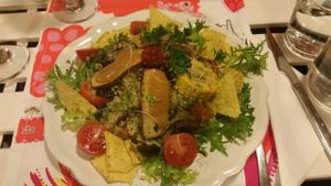 Aguacate relleno de quinoa.
Filled avocados (with quinoa). at Rayen Vegano in Madrid