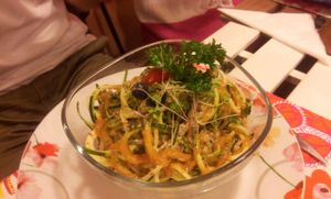 Noodles de calabacín (crudi).
Raw zucchini noodles. at Rayen Vegano in Madrid