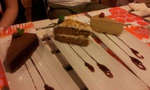 De izquierda a derecha: tarta de tres chocolates, tarta de zanahoria y tarta crdudi de té matcha con aguacate. 
From left to righ: three chocolate cake, carrot cake, matcha tea and avocado raw cake. at Rayen Vegano in Madrid