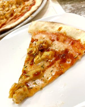 The slice of vegan pizza with "chicken" Heura and vegan mozzarella at La Crostini in Premia De Mar