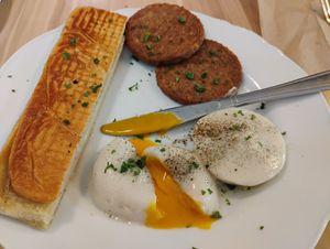 Vegan poached eggs, vegan breakfast sausage and Cuban buttered toast (Brunch pick 3) at A Lo Vegano Orlando in Orlando